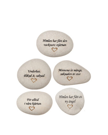 Sten med olika graverade texter