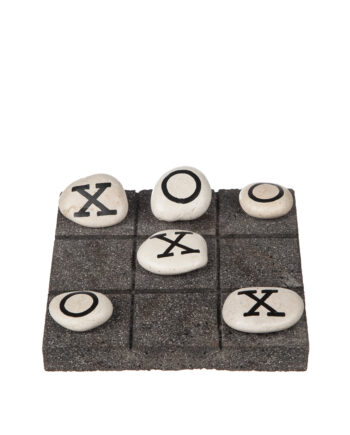 Tre i rad i lava sten