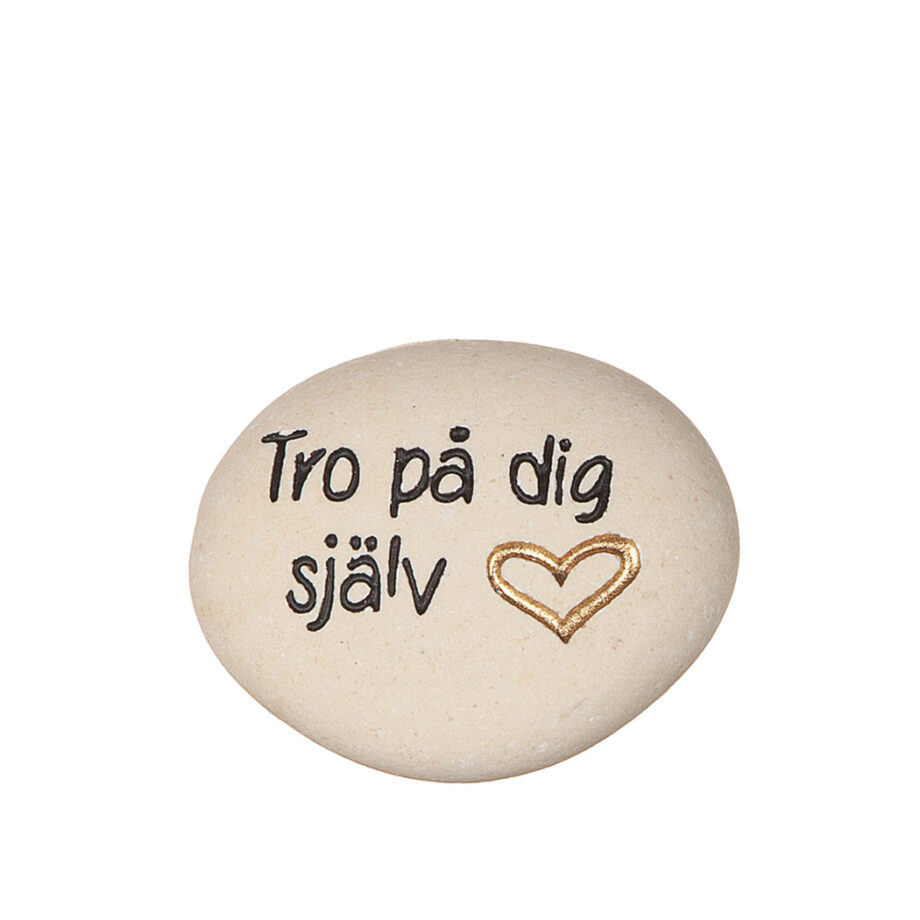Sten med olika graverade texter