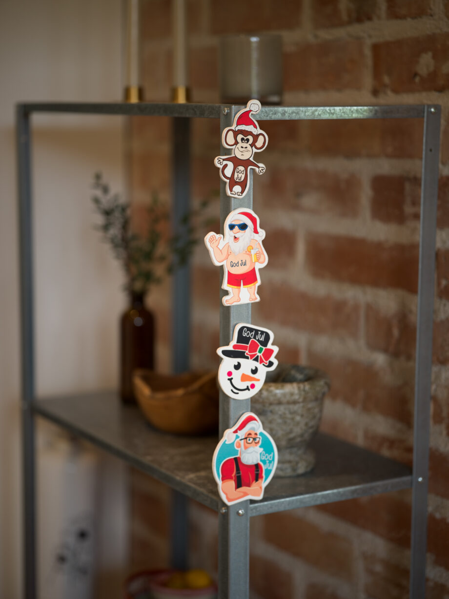 Magnet med julmotiv i trä