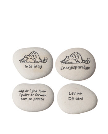 Sten med olika graverade texter LEV MAJ